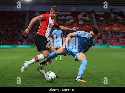 Southampton Jack Stephens (sinistra) e Wolverhampton Wanderers' Ruben Vinagre battaglia per la sfera durante il Carabao Cup, Secondo Round corrispondono a St Mary's Stadium, Southampton Foto Stock