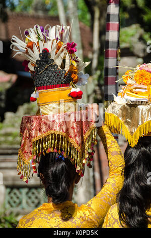 UBUD, BALI - 16 Marzo: gli abitanti di un villaggio Balinese che partecipano in religiosa tradizionale processione indù prima Ogoh-ogoh parata e Nyepi Day (Nuovo Balinese Foto Stock