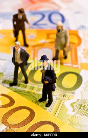 Miniatura di business figurine sulle banconote in euro Foto Stock