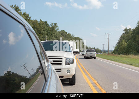 Tra Pinckneyville e Nashville, Illinois, uscendo eclissi solare ha causato un ingorgo sull autostrada Northbound Statale Route 127. Foto Stock