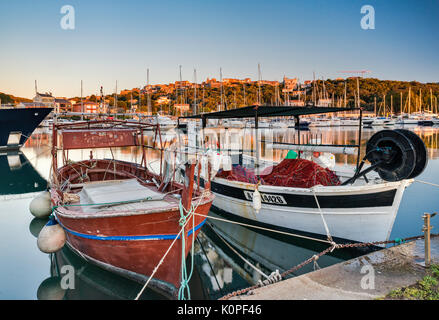 Barche da pesca a marina di sunrise in Porto-Vecchio, Corse-du-Sud, Corsica, Francia Foto Stock