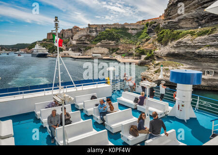 MS Ichnusa, nave traghetto in partenza per Santa Teresa di Gallura, Sardegna, dal terminale sotto la Citadelle fortezza di Bonifacio, Corsica, Francia Foto Stock