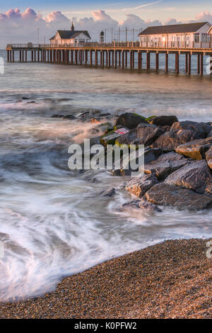 Il sole illumina il molo nel Suffolk popolare cittadina balneare di Southwold su un burrascoso mattina all'inizio di agosto. Foto Stock