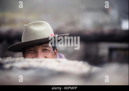 Ritratto di uomo tibetano, altopiano Tibetano, Kham e Amdo Foto Stock