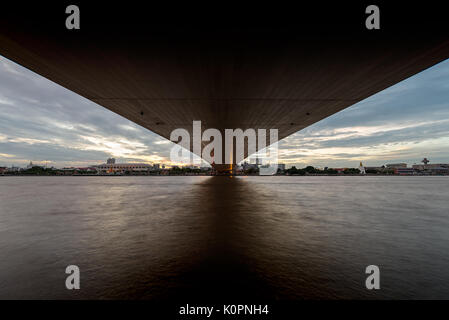 La vista della parte inferiore dell'Rama VIII ponte che attraversa il fiume Choa Praya, Bangkok, Thailandia. Foto Stock