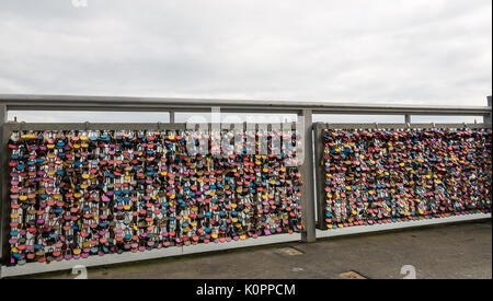 Ponte di ringhiere con massa di amore colorati si blocca sul passaggio pedonale di Forth Road Bridge, Firth of Forth, Scotland, Regno Unito Foto Stock