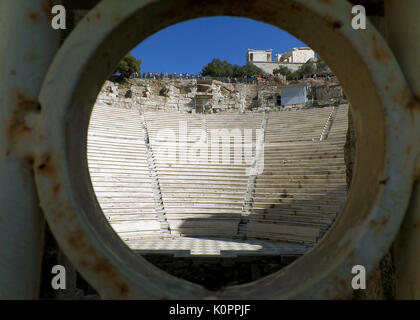 L'acropoli come si vede dall'ingresso di Odeon di Erode Attico, Atene, Grecia Foto Stock