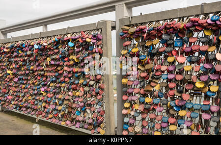 Ponte di ringhiere con massa di amore colorati si blocca sul passaggio pedonale di Forth Road Bridge, Firth of Forth, Scotland, Regno Unito Foto Stock