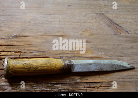 Tradizionale finlandese puukko coltello su un sfondo di legno Foto Stock