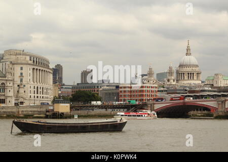 Guardando al di là del fiume Tamigi a Blackfriars bridge e la cattedrale di St Paul Foto Stock