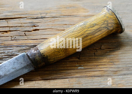 Tradizionale finlandese puukko coltello su un sfondo di legno Foto Stock