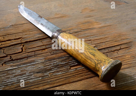 Tradizionale finlandese puukko coltello su un sfondo di legno Foto Stock