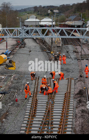 Oxenholme nel distretto del lago di sostituzione via & punti alla estremità del sud della stazione di lavoro in corso a nome della rete guida per sostituire i punti accesso alle anse Foto Stock