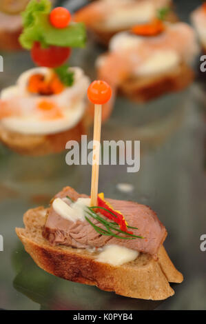 Un canapé può anche essere indicato come finger food, sebbene non tutti gli stuzzichini sono crostini. Foto Stock