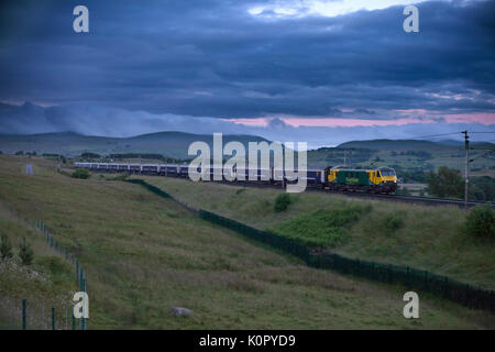 Il 2350 London Euston - Glasgow & Edinburgh Caledonian sleeper si arrampica shap. Cumbria sulla linea principale della costa occidentale Foto Stock