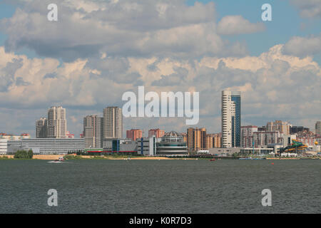 Città sulla costa del fiume. Kazan, Russia Foto Stock