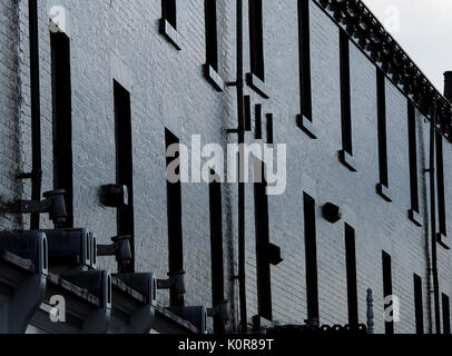 Effetto surreale di sole sulla facciata del dipinto di nero terrazza edifici in Sheffield South Yorkshire, Inghilterra, Regno Unito Foto Stock