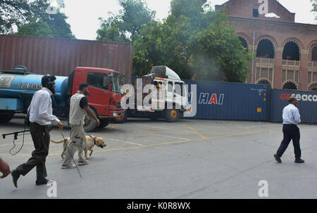 Il pakistan il personale di sicurezza, Ranger, polizia del Punjab stand alert nella parte anteriore del capo coperto giustizia camera durante gli avvocati dimostrazione all Alta Corte di Lahore il 22 agosto 2017. Avvocati di tutto il paese si sono impegnati a colpire il martedì per protestare contro "la polizia ad alta manualità " e "' ingiusta sentenza della corte dopo la Corte Suprema di Lahore (LHC) Lunedì ordinato l'arresto di una fraternità legale leader. (Foto di rana Sajid Hussain/Pacific Stampa) Foto Stock