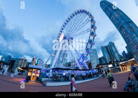 HONG KONG, luglio 10, 2017: Ampia angolazione della ruota di osservazione a Hong Kong il molo centrale nei pressi del porto di Victoria durante il tramonto con il centro cittadino di f Foto Stock