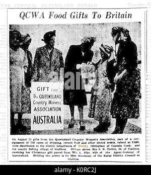 Un 1949 premere taglio dal Queensland centrale di ECHO (Australia) mostra gli Australiani presentando un dono del cibo australiano al popolo di Whitby (Yorkshire, Regno Unito) e il vicino villaggio di Staithes dove le donne indossavano tradizionale "teers cofani' Foto Stock