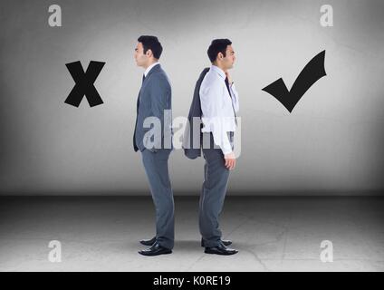 Composito digitale corretto della destra e simboli errati con imprenditore cercando in direzioni opposte Foto Stock