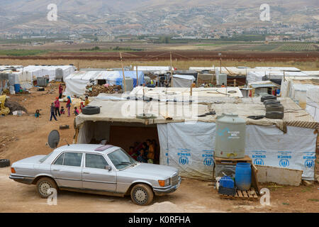 Il Libano Baalbek nella valle Beqaa, siriano Refugee Camp , UNHCR tende, antico tedesco Mercedes Benz auto Foto Stock