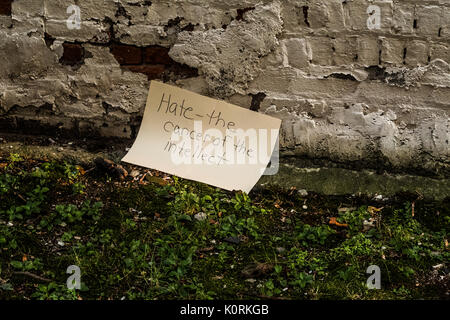 Segno che protestavano i recenti disordini razziali e commenti presidenziale dopo un anti-odio protesta in Middletown NY Foto Stock