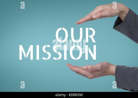 Composito Digitale delle mani che interagiscono con la nostra missione testo aziendale contro sfondo blu Foto Stock
