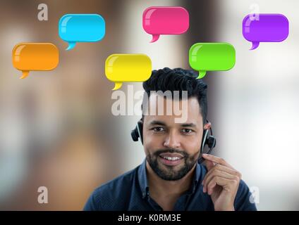 Composito Digitale del servizio clienti uomo sulla cuffia auricolare con lucido bolle di chat Foto Stock