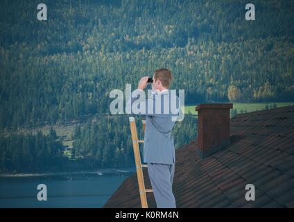 Composito Digitale del proprietario sulla scala con il binocolo su tetti e foresta Foto Stock