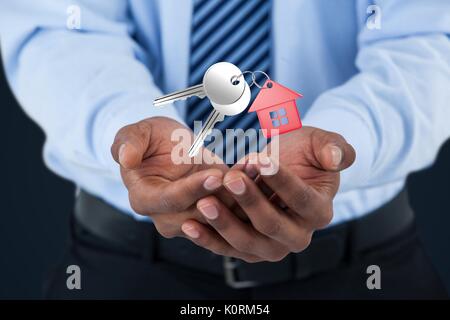Composito Digitale dell uomo d affari tenendo premuto i tasti Foto Stock