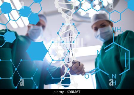 Composito Digitale di dottore in piedi con DNA e interfaccia medico Foto Stock