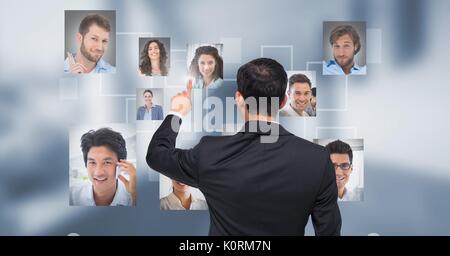 Composito Digitale di imprenditore di interazione e di scelta di una persona dal gruppo di interfaccia di persone Foto Stock