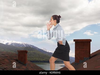 Digital composito di imprenditrice piedi su tetti con camino e lago di montagna paesaggio Foto Stock