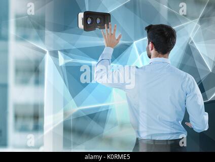 Composito Digitale dell uomo di toccare e di interagire con la realtà virtuale auricolare con effetto di transizione Foto Stock