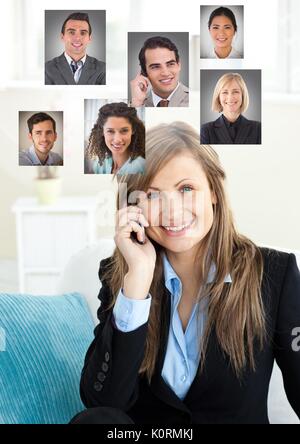 Composito Digitale della donna tenendo il telefono con profilo ritratti di persone contatti Foto Stock