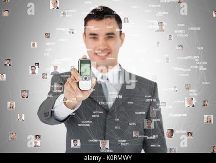 Composito Digitale dell'uomo tenendo il telefono con profilo ritratti di persone contatti Foto Stock