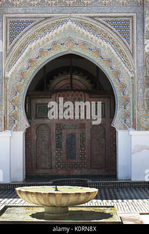 Le abluzioni bacino nel Cortile della moschea Karaouiyine nella Medina di Fez, Marocco Foto Stock
