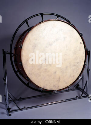 Musica orchestrale bass drum su un piedistallo girevole Foto Stock