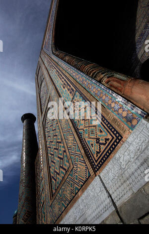 Minareto a Shir Dor Madrassa, Registan , Samarcanda, Uzbekistan. 2011 Foto Stock