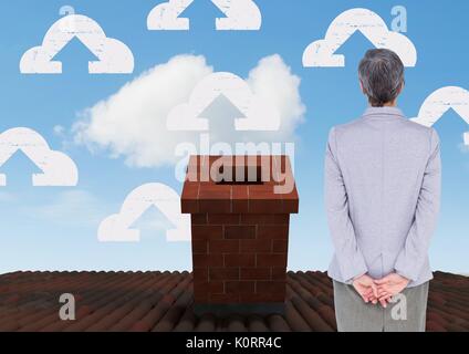 Composito Digitale del Cloud caricare le icone e imprenditrice in piedi sul tetto con camino e cielo blu Foto Stock