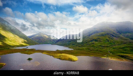 Tranquillo paesaggio del lago e delle montagne contro il cielo Foto Stock