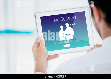 Rappresentazioni umane con live testo supporto contro l'immagine ritagliata di imprenditore tenendo tavoletta digitale Foto Stock