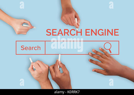 La gente di affari la scrittura con gessi contro sfondo blu Foto Stock