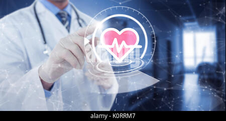 Medico toccando uno schermo digitale contro vacante corrider con porta chiusa Foto Stock