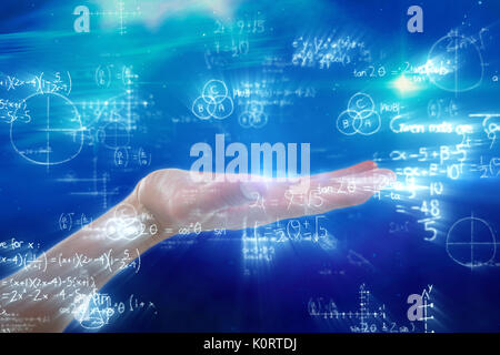 Mano di uomo fingendo di tenere un oggetto invisibile contro digitalmente immagine composita di equazioni matematiche con schema Foto Stock