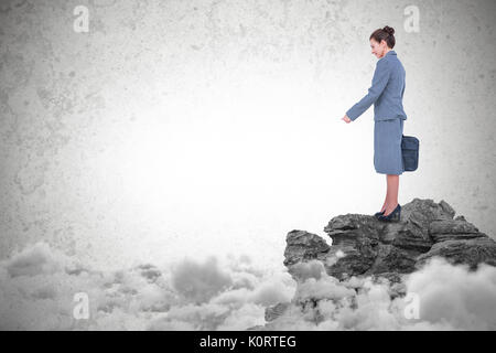 Imprenditrice in piedi isolato su sfondo bianco contro uno sfondo grigio Foto Stock