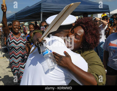 170819-N-UK306-200 Jacksonville, Florida (Agosto 19, 2017) gli amici e la famiglia di velisti assegnati al la Nimitz-class portaerei USS George H.W. Bussola (CVN 77) riunire sul molo al di fuori della nave in Naval Station Mayport. La nave e il suo supporto strike gruppo sono in transito home a Norfolk, Virginia da un programmato di sette mesi di distribuzione nel supporto del le operazioni di sicurezza marittima e di teatro la cooperazione in materia di sicurezza gli sforzi negli Stati Uniti La quinta e la sesta flotta aree di responsabilità. (U.S. Foto di Marina di Massa lo specialista di comunicazione 2a classe Timoteo Schumaker/rilasciato) Foto Stock