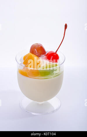 Il dessert mousse sono tipicamente realizzate con gli albumi montati o panna montata, e generalmente aromatizzati con aggiunta di cioccolato o alla frutta. Foto Stock