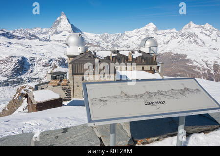 Ottima vista su Mt. Il Cervino e altre montagne delle Alpi nella neve in inverno nella parte superiore della stazione ferroviaria Gornergrat Zermatt, Vallese, Svizzera. Foto Stock